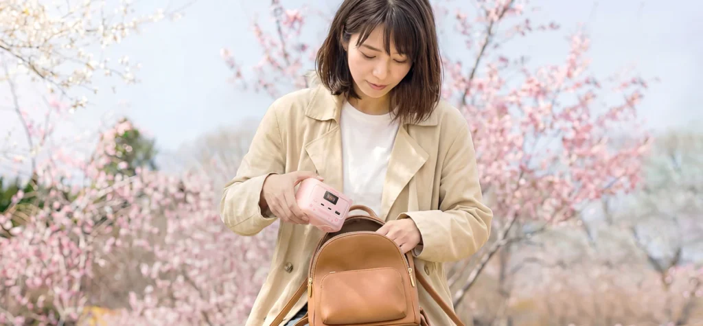 Jackery Explorer 100 Plusはカバンに入る大きさ